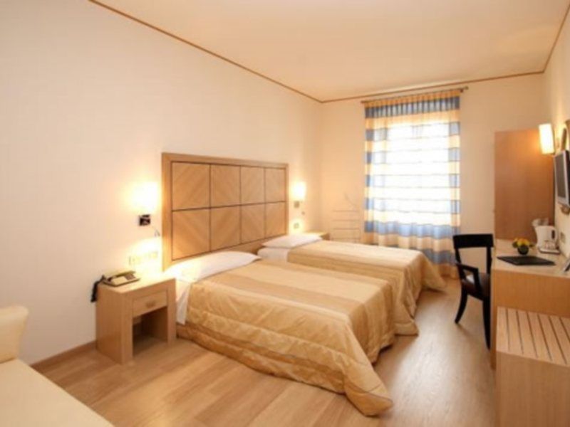 Hotel Roma Trieste Ngoại thất bức ảnh
